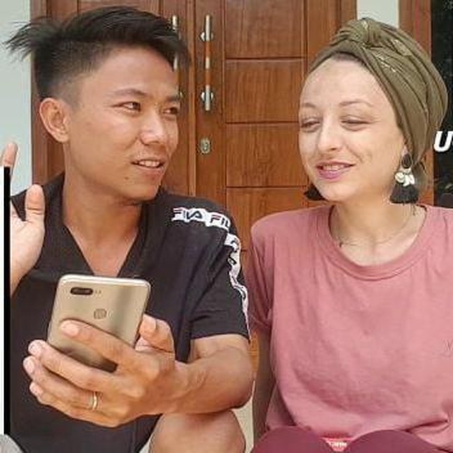 Melissa melanjutkan pada saat itu Indra juga berfoto bersama dirinya dan temannya. Dan Indra menginginkan foto tersebut, lalu meminta teman Melissa untuk mengirimkanya lewat pesan singkat. Akan tetapi teman Melissa tidak mempunyai aplikasi pesan singkat. Foto: Dok. Instagram @indrasasak.