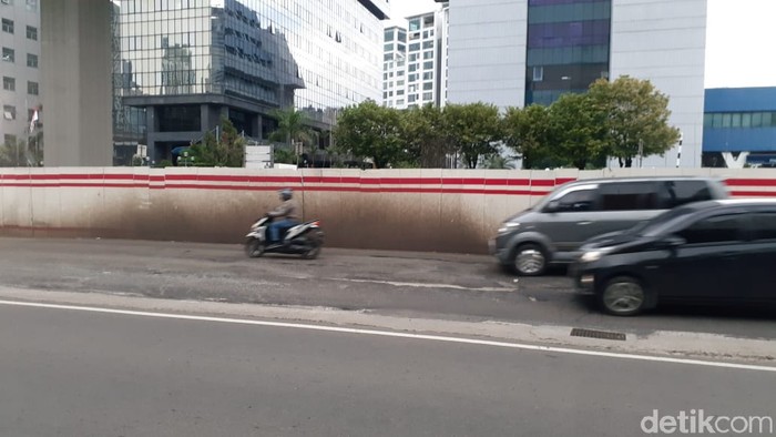 Jl HR Rasuna Said, Kuningan, Jaksel, rusak. 1 Maret 2021. (Afzal Nur Iman/detikcom)