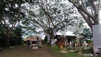 Joglo Bu Condro berada di Dusun Kedungombo, Desa Candirejo, Kecamatan Borobudur, Kabupaten Magelang, Jawa Tengah. Lokasinya berada di sekitar Candi Borobudur. 