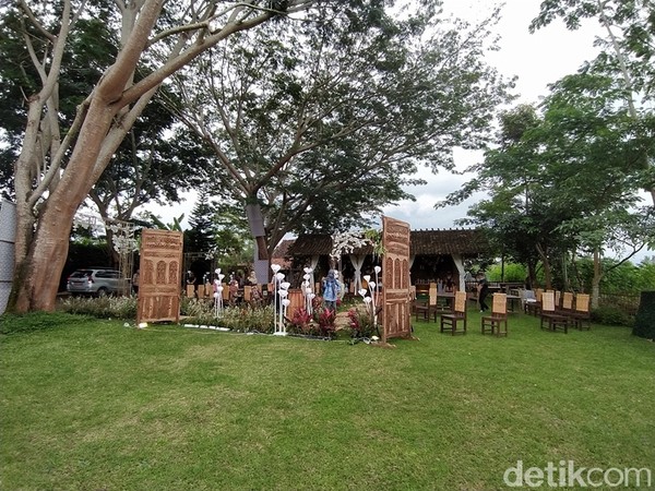 Wisatawan dapat memilih paket keliling pedesaan dengan naik sepeda onthel atau naik andong. Harga paketnya untuk turis domestik adalah Rp 125 ribu sedangkan mancanegara Rp 175 ribu. Wisatawan dapat memilih paket keliling pedesaan dengan naik sepeda onthel atau naik andong. Harga paketnya untuk turis domestik adalah Rp 125 ribu sedangkan mancanegara Rp 175 ribu.