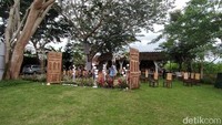 Wisatawan dapat memilih paket keliling pedesaan dengan naik sepeda onthel atau naik andong. Harga paketnya untuk turis domestik adalah Rp 125 ribu sedangkan mancanegara Rp 175 ribu.
