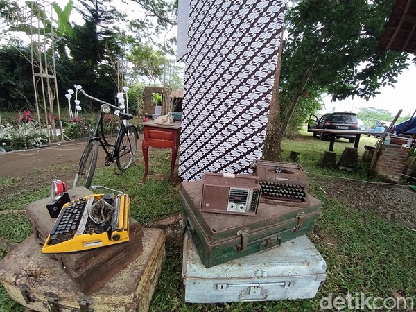 Harga paket yang ditawarkan ini sudah termasuk snack, belajar menabuh gamelan, membuat makanan tradisional serta keliling naik sepeda onthel atau andong. Nantinya start keliling kampung tersebut dari Joglo Bu Condro dengan dipandu oleh guide. Harga paket yang ditawarkan ini sudah termasuk snack, belajar menabuh gamelan, membuat makanan tradisional serta keliling naik sepeda onthel atau andong. Nantinya start keliling kampung tersebut dari Joglo Bu Condro dengan dipandu oleh guide.