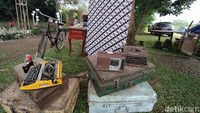 Harga paket yang ditawarkan ini sudah termasuk snack, belajar menabuh gamelan, membuat makanan tradisional serta keliling naik sepeda onthel atau andong. Nantinya start keliling kampung tersebut dari Joglo Bu Condro dengan dipandu oleh guide. 