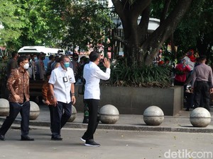 Jokowi Pantau Langsung Vaksinasi Massal untuk Pedagang di Yogyakarta