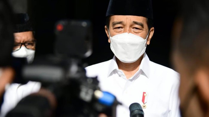 Jokowi saat takziah ke tempat duka Artidjo Alkostar