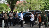 Tampak dalam kesempatan itu Jokowi didampingi Menkes Budi Gunadi Sadikin, Gubernur DIY Sri Sultan Hamengku Buwono X dan Wali Kota Yogyakarta Haryadi Suyuti. Selanjutnya Jokowi beserta rombongan masuk ke dalam benteng tersebut.  