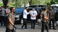 Dengan mengenakan kemeja putih, celana kain hitam dan sneakers hitam kombinasi putih Jokowi berjalan dari depan gerbang menuju ke dalam benteng.  