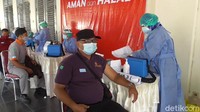Jokowi menyebut vaksinasi di Benteng Vredeburg berjalan lancar. Dia menjelaskan vaksinasi kali ini diperuntukan bagi pelaku usaha di kawasan Malioboro.