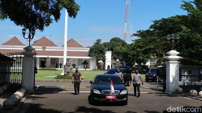 Jokowi Tinjau Vaksinasi Massal di Benteng Vredeburg Jogja Presiden Joko Widodo (Jokowi) meninjau langsung vaksinasi massal tahap 2 untuk pedagang dan pelaku ekonomi di Benteng Vredeburg, Kota Yogyakarta. Sebelumnya Jokowi meninjau vaksinasi di Pasar Beringharjo.