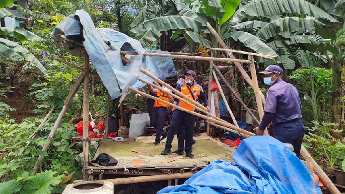 KAI Tertibkan Bangunan Liar di Sekitar Jalur Rel Petak Jl Nambo-Cibinong

Foto KAI Daop 1