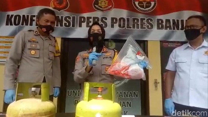 Kapolres Banjar AKBP Melda Yani menunjukan barang bukti kasus penyelewengan gas LPG 3 kilogram di Kota Banjar.