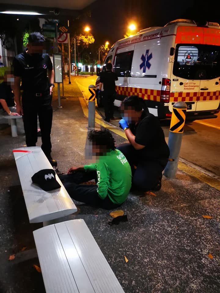 Kelelahan Kerja, Ojol Pengantar Makanan Ini Pingsan di Halte Bus!
