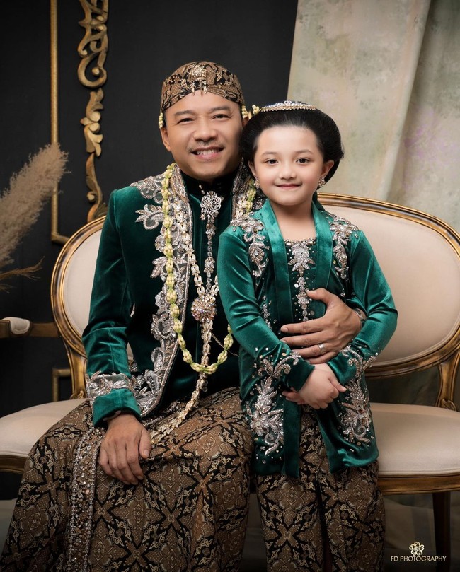 Artinya, Keluarga paling bahagia jika selalu bersama .. selalu ada selamanya ... Foto: Instagram/@fdphotographyfamily