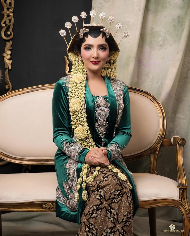 Wajah Ashanty dipercantik dengan sapuan makeup karya Anpasuha. Sementara paes dan hair do dikreasikan sanggar Kusumo Inten. Foto: Instagram/@fdphotographyfamily