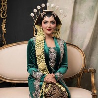 Wajah Ashanty dipercantik dengan sapuan makeup karya Anpasuha. Sementara paes dan hair do dikreasikan sanggar Kusumo Inten. Foto: Instagram/@fdphotographyfamily