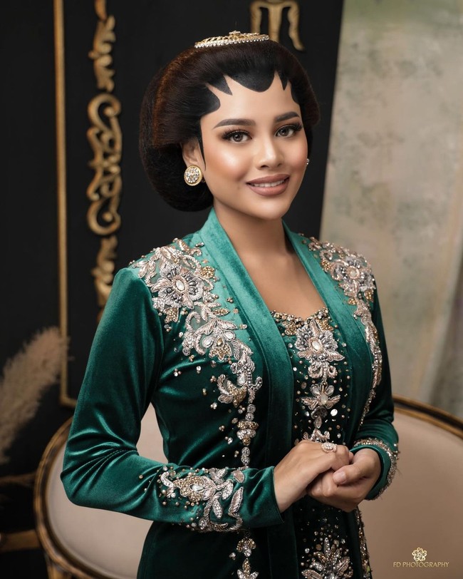 Berbeda dengan Ashanty, riasan wajah Aurel yang bernuansa nude keemasan merupakan kreasi dari makeup artist Bennu Sorumba. Menurut Bennu, makeup Aurel merupakan gaya Hollywood look yang simpel namun tetap terlihat glamor. Foto: Instagram/@fdphotographyfamily