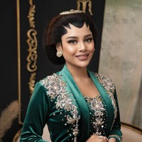 Berbeda dengan Ashanty, riasan wajah Aurel yang bernuansa nude keemasan merupakan kreasi dari makeup artist Bennu Sorumba. Menurut Bennu, makeup Aurel merupakan gaya Hollywood look yang simpel namun tetap terlihat glamor. Foto: Instagram/@fdphotographyfamily