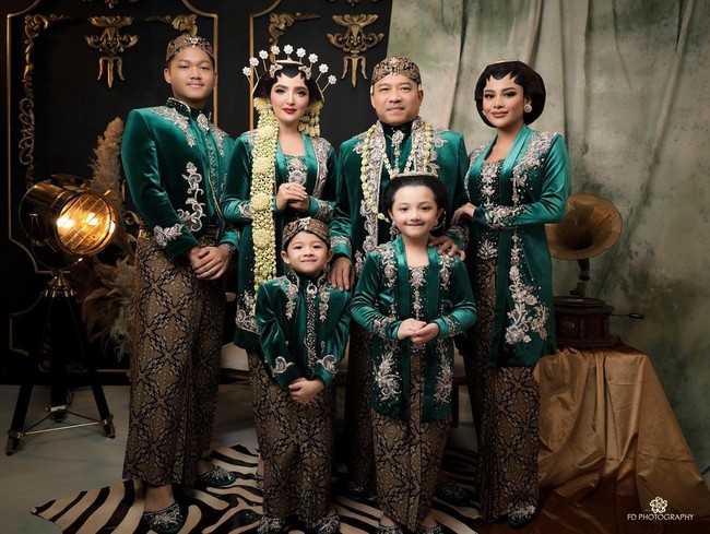 Anang, Ashanty, Aurel, Azriel, Arsy dan Arsya mengenakan busana berwarna emerald green dengan material beludru dipadu kain batik koleksi drai Ancha Wedding. Foto: Instagram/@fdphotographyfamily