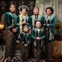 Anang, Ashanty, Aurel, Azriel, Arsy dan Arsya mengenakan busana berwarna emerald green dengan material beludru dipadu kain batik koleksi drai Ancha Wedding. Foto: Instagram/@fdphotographyfamily