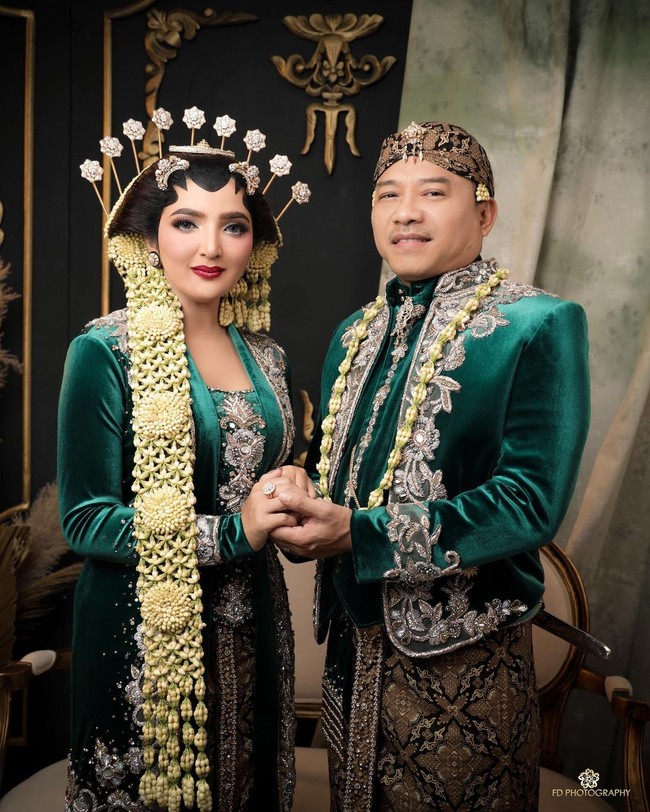 Potret keharmonisan Ashanty dan Anang Hermansyah tercermin dari pose mereka berdua. Foto: Instagram/@fdphotographyfamily