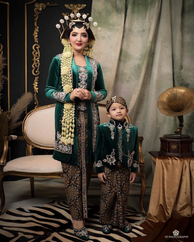 “Kaluwarga sing paling seneng yen tansah bebarengan .. tansah ana ing kana selawase...” tulis Ashanty pada caption foto Instagram. Foto: Instagram/@fdphotographyfamily