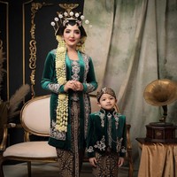 “Kaluwarga sing paling seneng yen tansah bebarengan .. tansah ana ing kana selawase...” tulis Ashanty pada caption foto Instagram. Foto: Instagram/@fdphotographyfamily