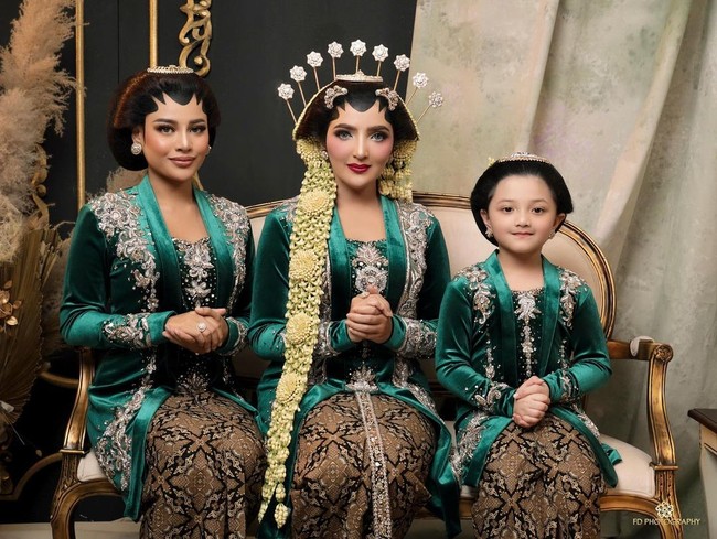 Si Kecil Arsy pun tak kalah cantik dari ibu dan kakaknya. Ia tampil manis mengenakan kebaya dan kain serta rambut yang juga disanggul. Foto: Instagram/@fdphotographyfamily