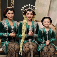 Si Kecil Arsy pun tak kalah cantik dari ibu dan kakaknya. Ia tampil manis mengenakan kebaya dan kain serta rambut yang juga disanggul. Foto: Instagram/@fdphotographyfamily