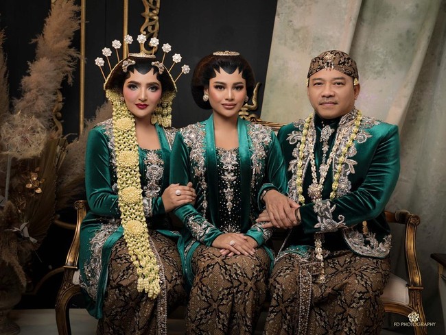 Busana berwarna emerald green yang tampak mewah semakin terlihat megah dengan aksen bordir dan payet keemasan serta aksesori yang juga bernuansa emas. Foto: Instagram/@fdphotographyfamily