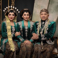 Busana berwarna emerald green yang tampak mewah semakin terlihat megah dengan aksen bordir dan payet keemasan serta aksesori yang juga bernuansa emas. Foto: Instagram/@fdphotographyfamily