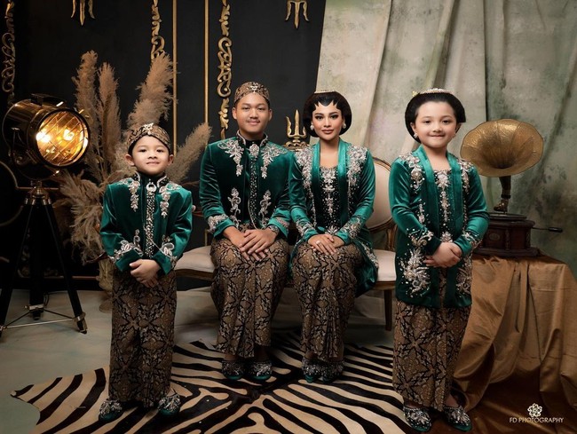 Anak-anak ASIX yang juga selalu kompak. Memasang senyum semringah yang manis dan bersahaja. Foto: Instagram/@fdphotographyfamily
