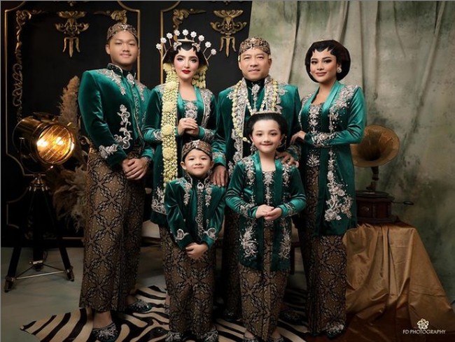 Pemotretan digarap oleh FD Photography Family yang memang spesialis dalam menggarap foto keluarga. Enam anggota ASIX pun kompak berbusana adat Jawa klasik. Foto: Instagram/@fdphotographyfamily