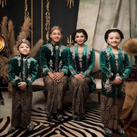 Anak-anak ASIX yang juga selalu kompak. Memasang senyum semringah yang manis dan bersahaja. Foto: Instagram/@fdphotographyfamily