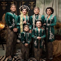 Pemotretan digarap oleh FD Photography Family yang memang spesialis dalam menggarap foto keluarga. Enam anggota ASIX pun kompak berbusana adat Jawa klasik. Foto: Instagram/@fdphotographyfamily