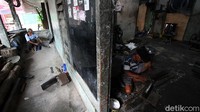 Tidak hanya aluminium, sebagian kerajinan itu juga terbuat dari stainless steel.
