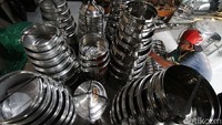 Kerajinan itu dijual dengan harga mulai dari Rp 30 ribu hingga Rp 400 ribu.