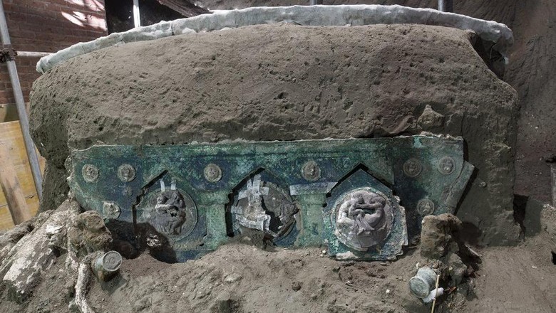 Kereta Kuno Berusia 2.000 Tahun Ditemukan di Pompeii, Apa Fungsinya? Arkeolog menemukan peninggalan Pompeii berupa kereta upacara kuno. Ini merupakan kereta upacara pertama yang pernah ditemukan.