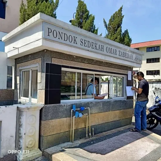 Keluarga Ini Buka Kios Sedekah untuk Bagikan Sembako Gratis
