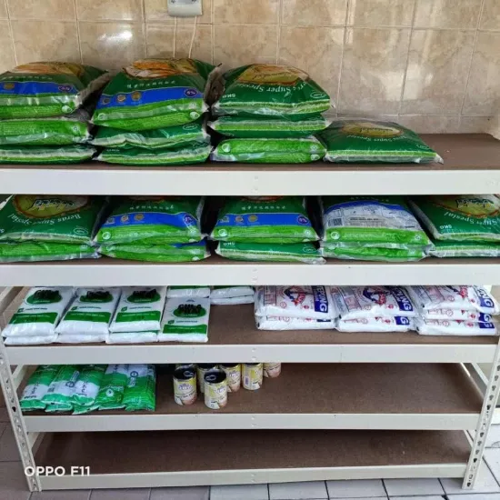 Keluarga Ini Buka Kios Sedekah untuk Bagikan Sembako Gratis