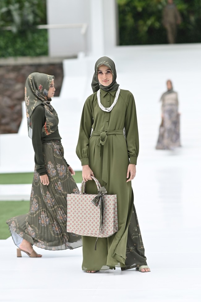 Ivan Gunawan melalui lini busana muslim Mandjha Hijab mengeluarkan koleksi terbaru untuk Ramadhan dan Lebaran 2021 dengan tema Hope, Love, Happiness.  Foto: dok. Ivan Gunawan.