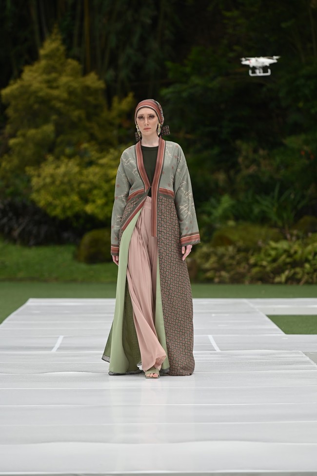 Ivan Gunawan melalui lini busana muslim Mandjha Hijab mengeluarkan koleksi terbaru untuk Ramadhan dan Lebaran 2021 dengan tema Hope, Love, Happiness.  Foto: dok. Ivan Gunawan.