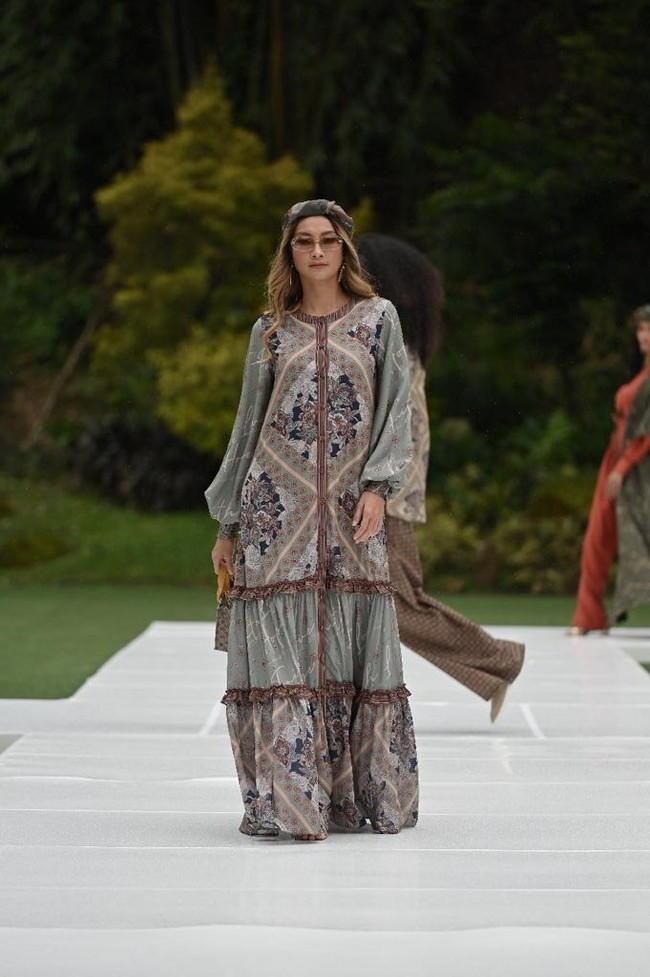 Ivan Gunawan melalui lini busana muslim Mandjha Hijab mengeluarkan koleksi terbaru untuk Ramadhan dan Lebaran 2021 dengan tema Hope, Love, Happiness. Foto: dok. Ivan Gunawan.