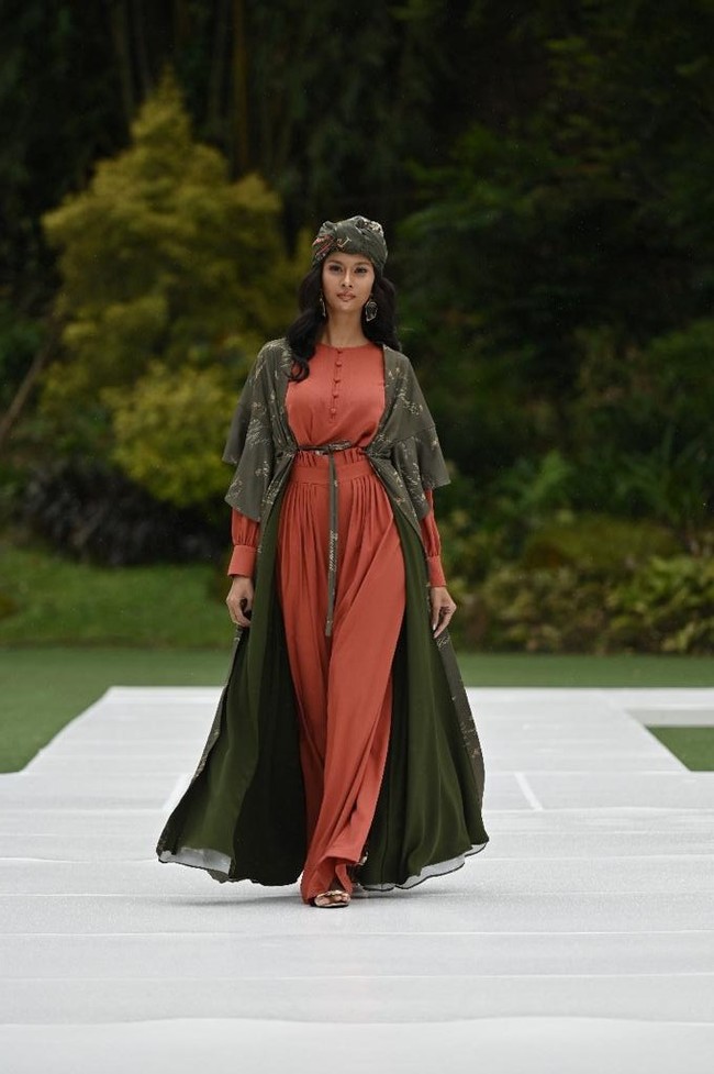 Ivan Gunawan melalui lini busana muslim Mandjha Hijab mengeluarkan koleksi terbaru untuk Ramadhan dan Lebaran 2021 dengan tema Hope, Love, Happiness. Foto: dok. Ivan Gunawan.