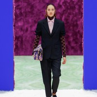 Fashion show koleksi Prada Fall/Winter 2021. Koleksi busana musim dingin dari Prada merupakan karya duo desainer Raf Simons dan Miuccia Prada.  Foto: dok. Courtesy of Prada.