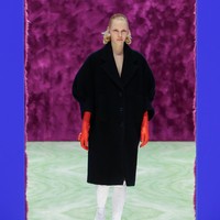 Fashion show koleksi Prada Fall/Winter 2021. Koleksi busana musim dingin dari Prada merupakan karya duo desainer Raf Simons dan Miuccia Prada.  Foto: dok. Courtesy of Prada.