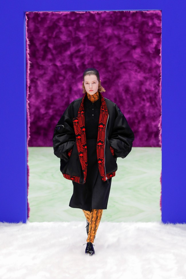 Fashion show koleksi Prada Fall/Winter 2021. Koleksi busana musim dingin dari Prada merupakan karya duo desainer Raf Simons dan Miuccia Prada. Foto: dok. Courtesy of Prada.