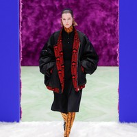 Fashion show koleksi Prada Fall/Winter 2021. Koleksi busana musim dingin dari Prada merupakan karya duo desainer Raf Simons dan Miuccia Prada. Foto: dok. Courtesy of Prada.