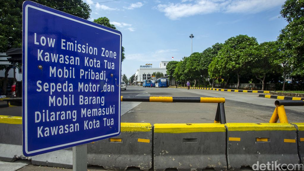 Dinas Perhubungan DKI Jakarta melakukan penerapan zona emisi atau low emission zone di kawasan Kota Tua. Namun hingga kini masih ada pengendara yang menerobos kawasan tersebut.