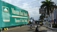 Sejumlah pengendara sepeda masih nekat menerobos aturan LEZ di kawasan Kota Tua.