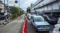 Kawasan LEZ hanya diperuntukan untuk Transjakarta dan angkutan pengumpannya. Namun, saat ini angkutan biasa pun masih bisa melalui area kota tua.